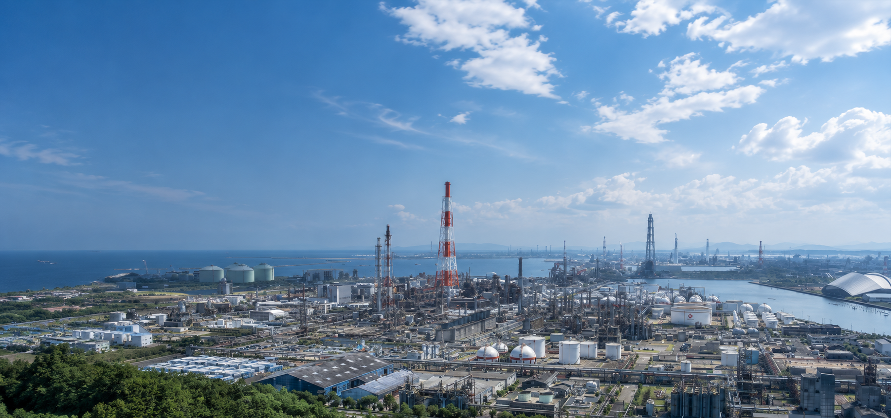 四日市の臨海工業地帯と海