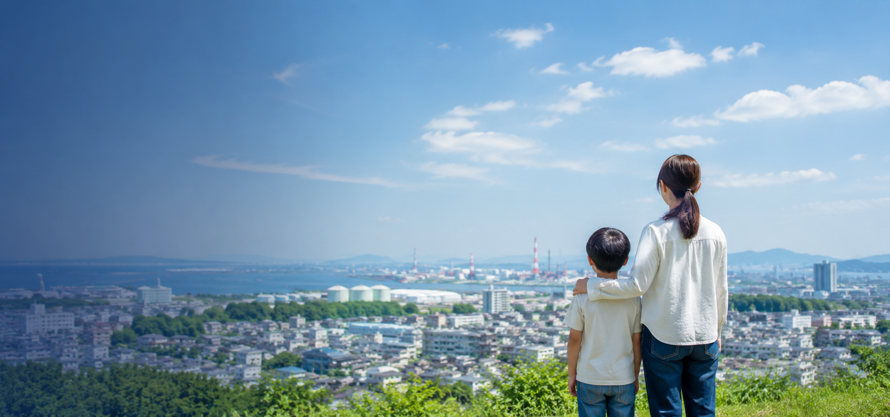 四日市の街を見渡す親子