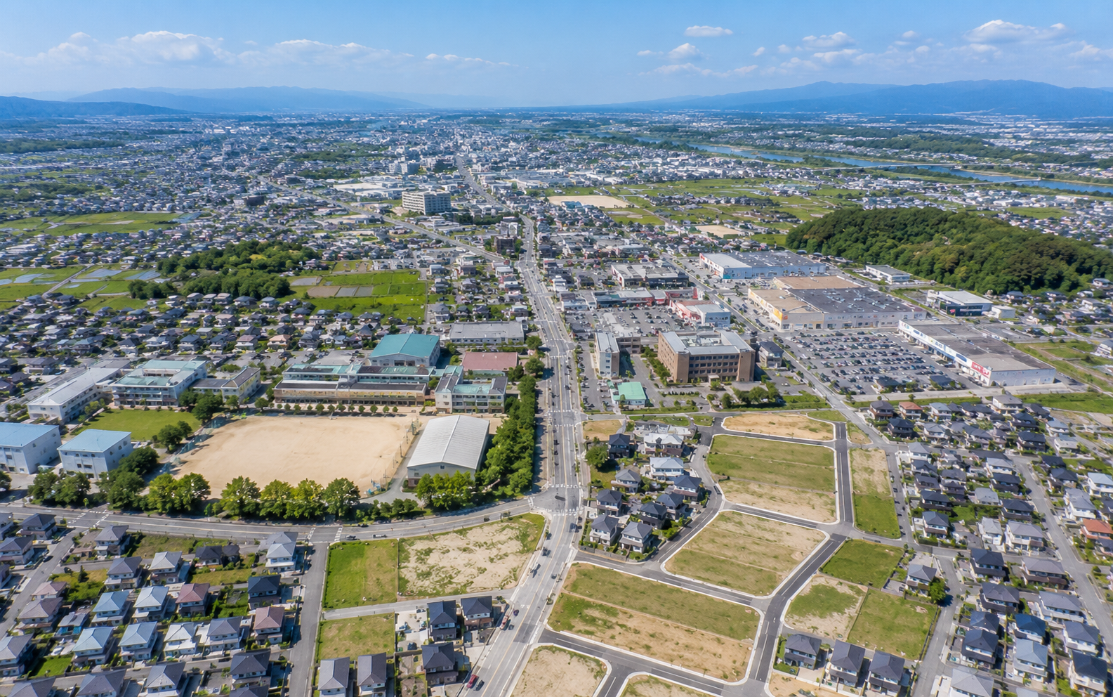 更地、造成地、住宅、学校や施設が見える住宅開発エリア